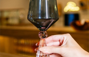 Taça de vidro esfumaçado com haste rosada